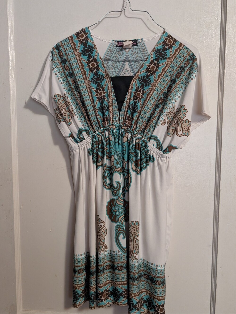 Volume One Women’s White & Teal V-Neck Printed Tunic Top